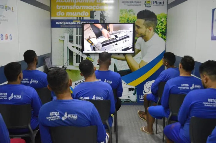 Detentos da Penitenciária Major César Oliveira participam de curso de refrigeração residencial