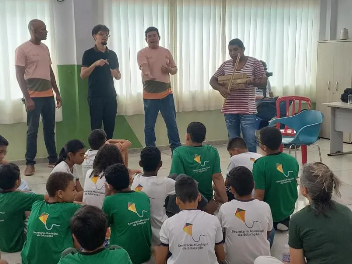 Alunos da ETI Fidêncio Bogo participam de oficina de rabeca ministrada por membros da comunidade Mumbuca