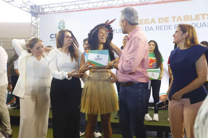 Mais de 25 mil tablets são entregues a estudantes da rede estadual na Região Metropolitana de Fortaleza