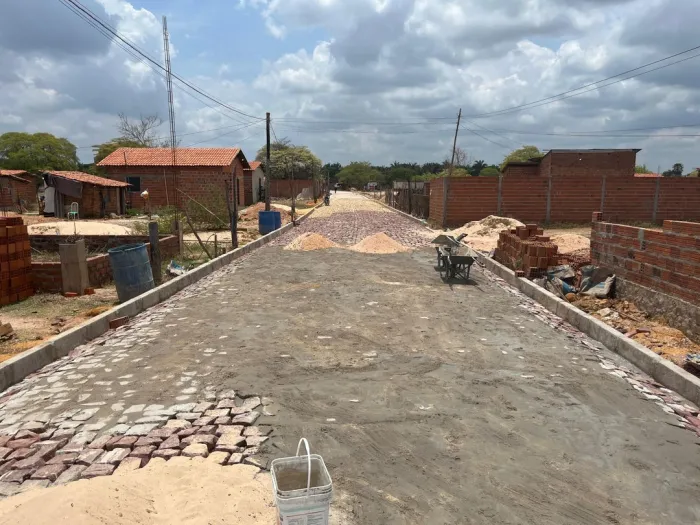 Governo investe mais de R$ 2 milhões em calçamento em Teresina e Parnaíba