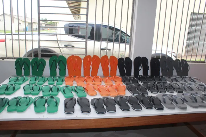 Estado inaugura fábrica de chinelos dentro de Unidade Prisional no Acre