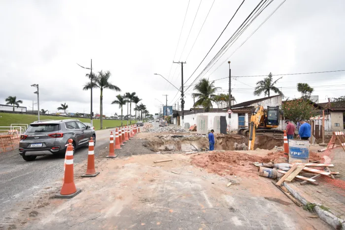 Trecho da Av. Dr. Roberto de Almeida Vinhas, no Bairro Tupi, fica interditado devido a obras