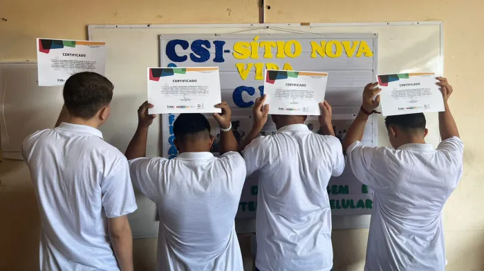 Adolescentes da Funac são certificados no curso de manutenção de celulares