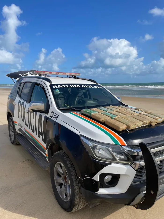 PMCE encontra mala abandonada com mais de 25kg de drogas em Trairi