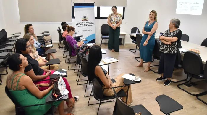 Mães sociais do Projeto TEIA participam de roda de conversa