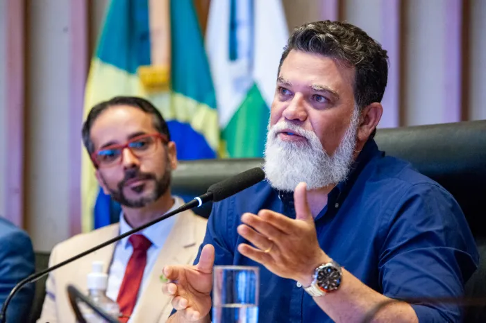 Câmara Legislativa presta homenagem a biomédicos