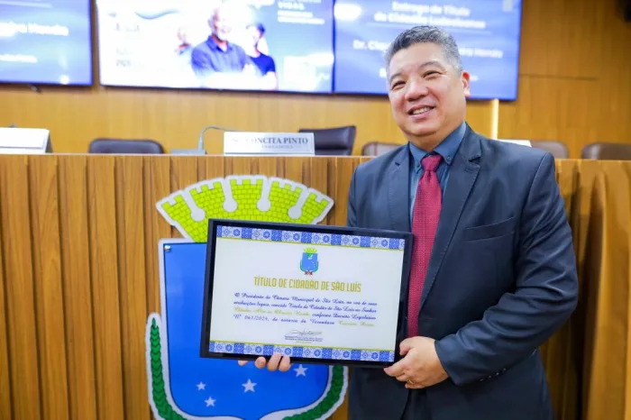 Vereadora Concita Pinto entrega Título de Cidadão de São Luís ao médico Cláudio Alex Honda