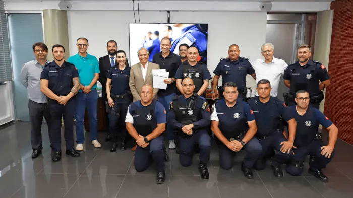 Prefeito assina contrato para aquisição de armas da GCM