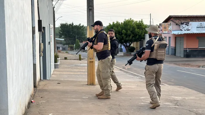 - Polícia Civil prende suspeitos e apreende arma, dinheiro e drogas (Foto: Divulgação)
