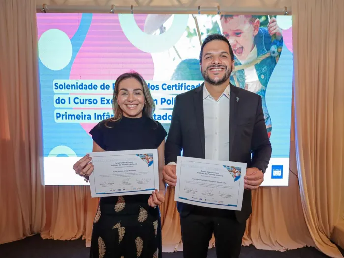 Secretário Washington Bandeira recebe certificado de Curso de Políticas para Primeira Infância no Piauí