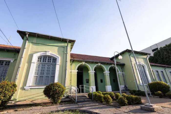 Biblioteca Estadual Cromwell de Carvalho oferece salas climatizadas e internet para concurseiros