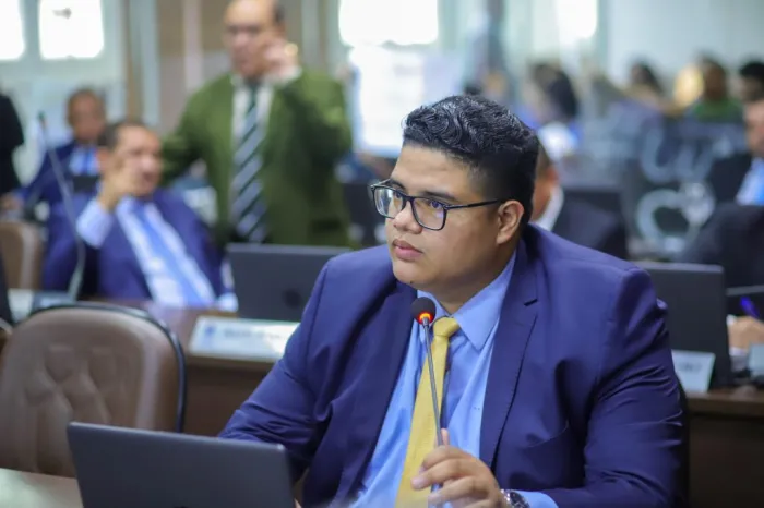 Marlon Botão solicita reforma de escola no bairro Santa Cruz
