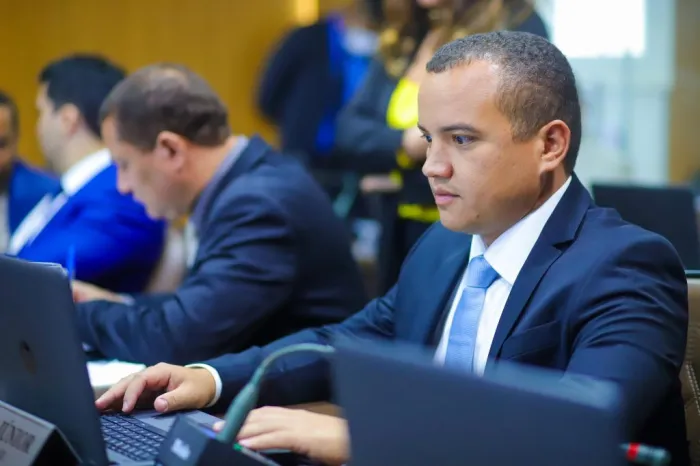 Nato Júnior solicita construção de muro de arrimo no bairro Coroadinho