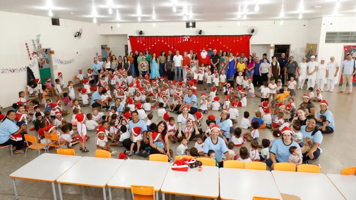 Alunos da escola Sérgio Camargo recebem presentes do Papai Noel