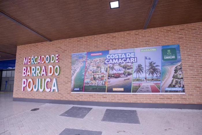 Equipes trabalham na desobstrução de calhas do Mercado de Barra do Pojuca