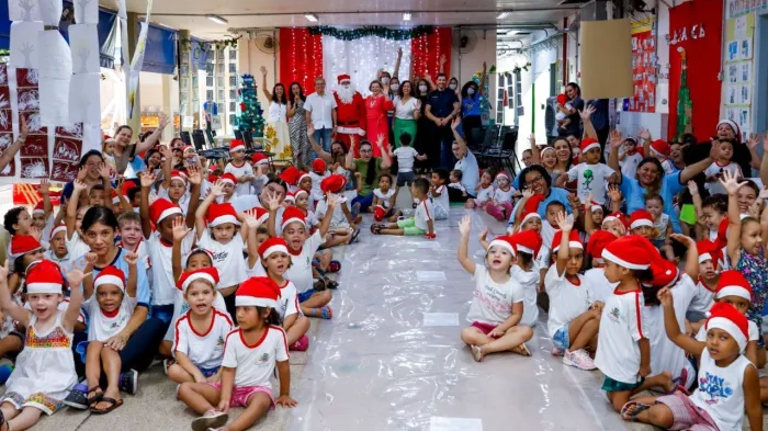 Crianças da escola Dom José recebem sacolinhas da campanha de Natal