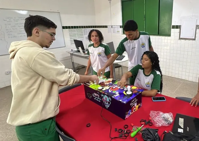 Reaproveitando computadores antigos, estudantes da rede estadual em Campo Maior criam videogame retrô