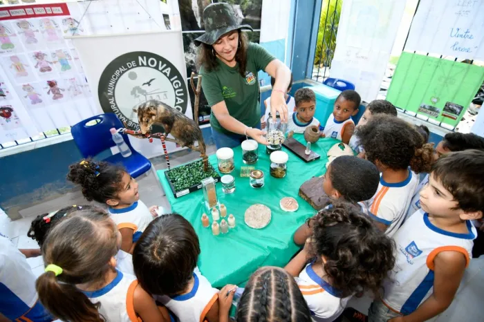 “SEMAM Vai à Escola” ensina educação ambiental aos alunos de Nova Iguaçu