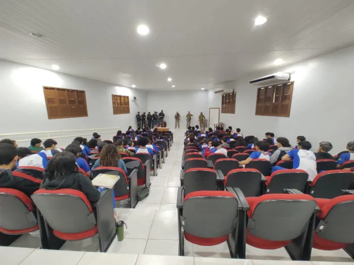 Iapen e Polícia Penal fazem apresentação em escola no projeto Acre Pela Vida