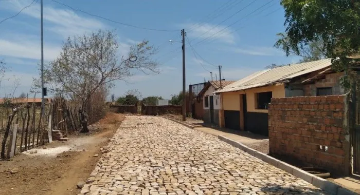 Obras de pavimentação em paralelepípedo avançam em Pedro II com investimento de mais de R$ 1 milhão