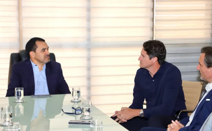 Governador Wanderlei Barbosa e o ex-jogador Edmilson discutem projetos para o desenvolvimento do esporte no Tocantins - Foto: Governo do Tocantins