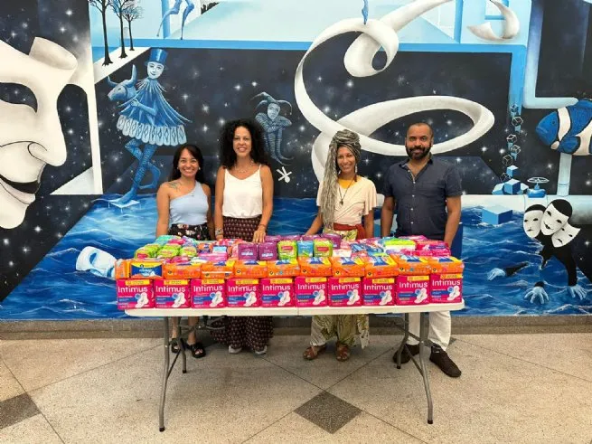 Prefeitura de São Sebastião faz doação de absorventes e alimentos arrecadados com ingressos solidários em peças de teatro