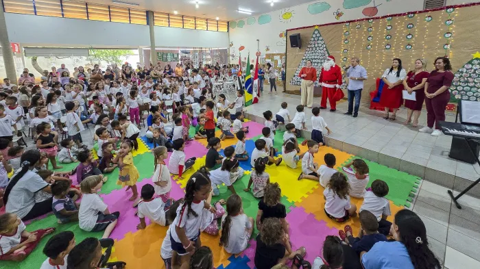 Entrega de sacolas natalinas chega à escola Rita Mambreu