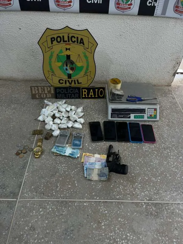 Operação conjunta resulta na prisão de dois homens e na apreensão de arma e drogas em Jaguaruana