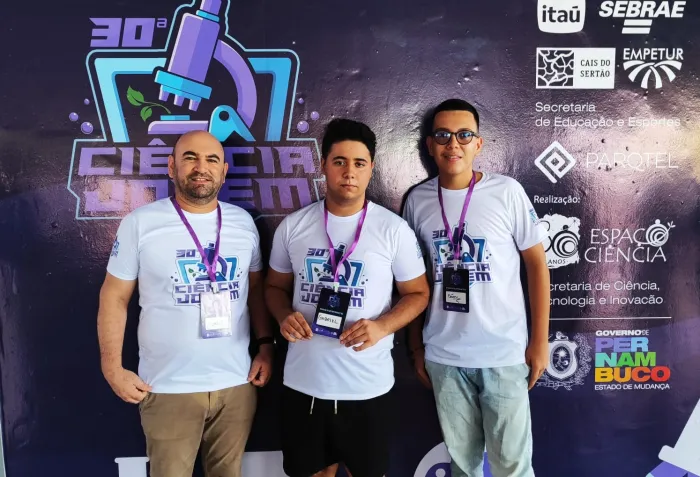 Estudantes da ECI de Santa Cecília expõem projeto de IA na Educação na 30ª Feira Ciência Jovem, em Recife