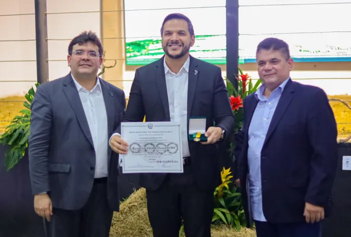 Seduc é homenageada com a Medalha Estadual do Mérito Agropecuário durante Expoapi
