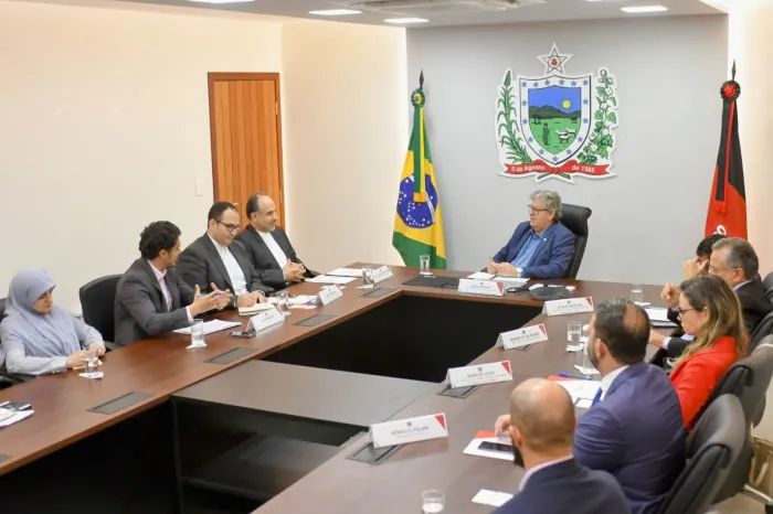 João Azevêdo recebe embaixador do Irã e destaca potencialidades econômicas da Paraíba
