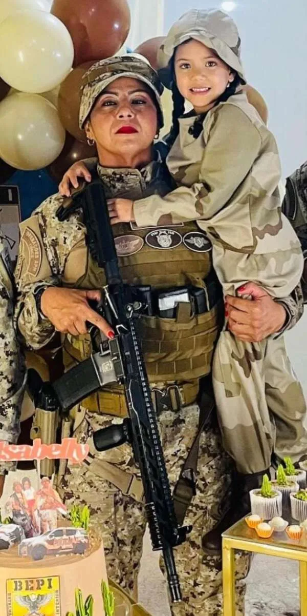 Menina fã da PMCE comemora 5 anos com a equipe do BEPI e se surpreende com a presença de uma policial militar na equipe