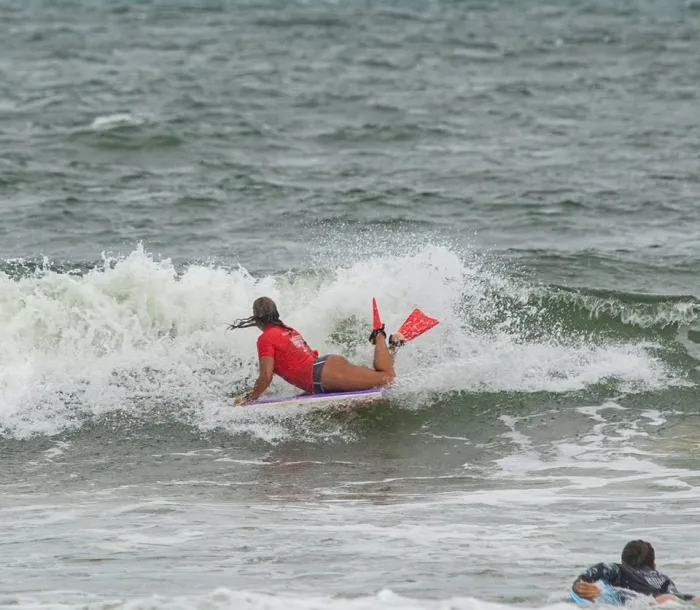 Bodyboarder Neymara Carvalho chega ao Ceará para última etapa do Circuito Cearense
