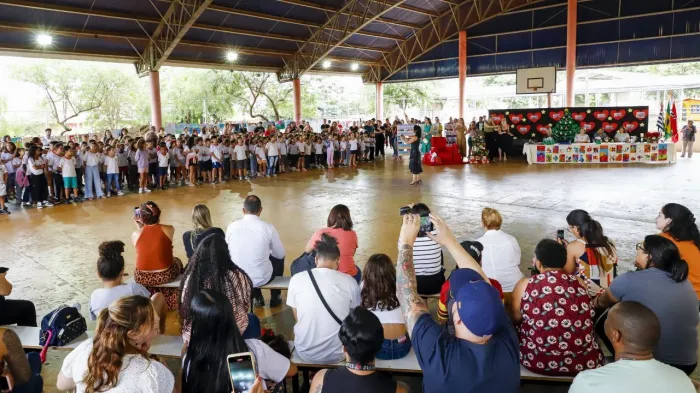 Alunos da escola Vera recebem presentes da Campanha de Natal 2024