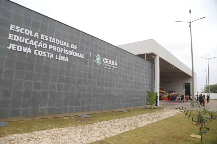 Em Russas, Governo do Ceará entrega nova sede da EEEP e institui Selo e Prêmio Escola Antirracista