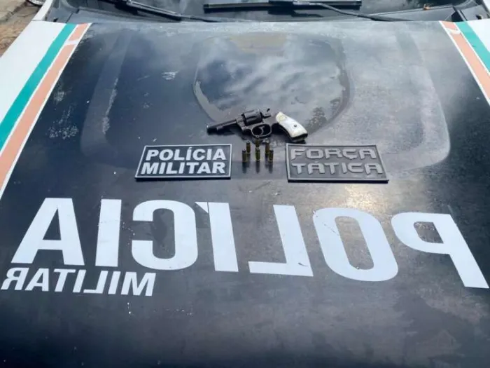 PMCE prende integrante de grupo criminoso e apreende arma em Tauá