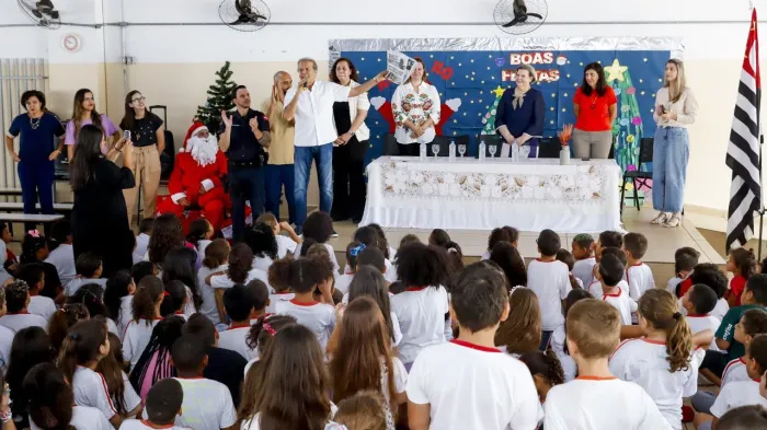Entrega de Natal leva alegria a alunos da escola Silvio Benito Martini