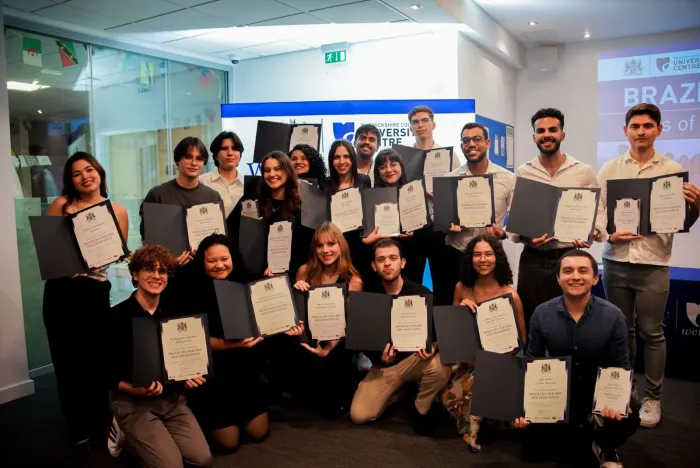 Programa Paraíba sem Fronteiras celebra a formatura de 18 estudantes no Reino Unido