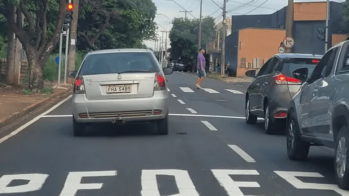 Saída de passarela ganha semáforo com botoeira para pedestres