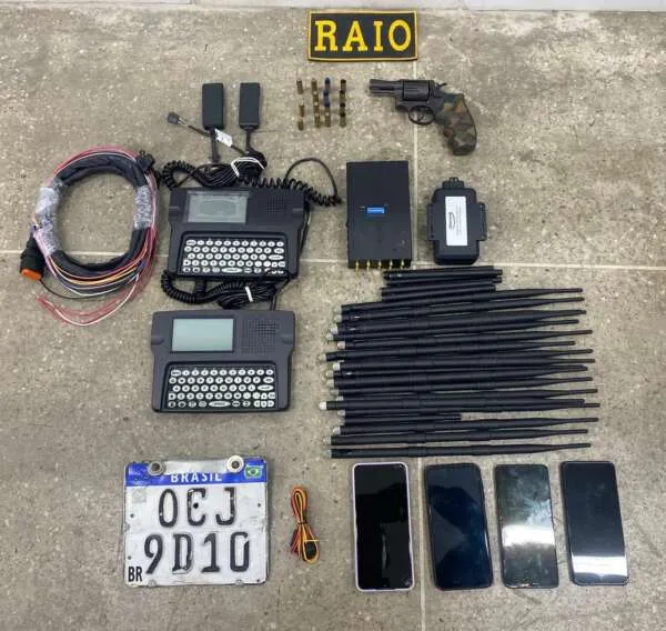 Suspeito de porte ilegal de arma de fogo é preso com antenas e bloqueadores de sinais em Itaitinga
