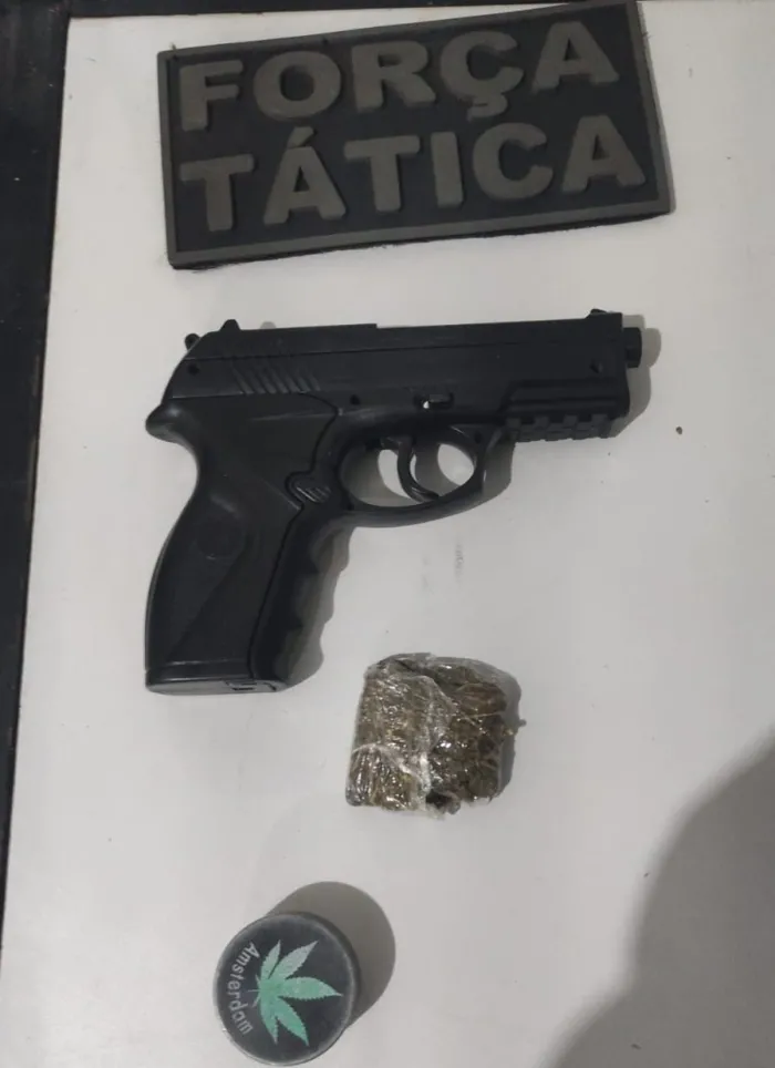Polícia Militar em Três Lagoas prende autor de desobediência, resistência e porte de drogas de posse de simulacro de arma de fogo