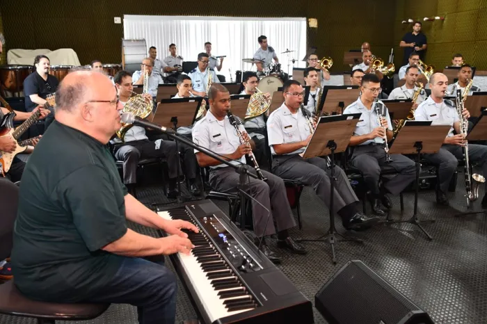 Banda da PMES prepara apresentação de Natal com cantor Guilherme Arantes