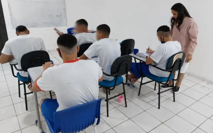 - Socioeducandos se preparam para as provas do Enem PPL. A iniciativa faz parte das ações de educação desenvolvidas pela Funac (Foto: Divulgação)