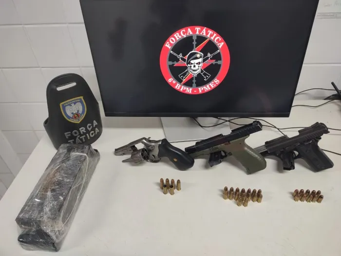 Militares da Força Tática do 6º BPM apreendem armas e drogas em ação no bairro Campinho da Serra