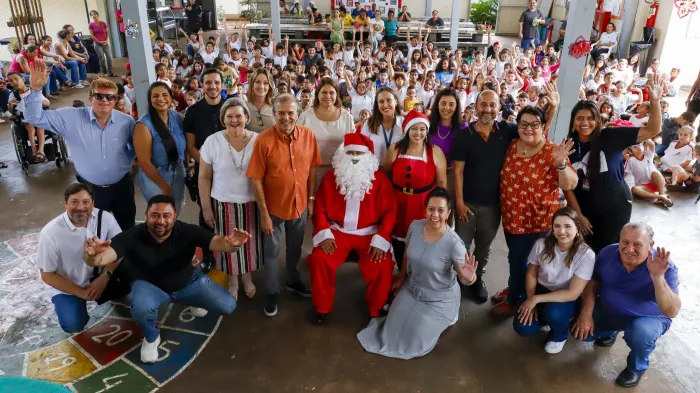 Na reta final da campanha, escola João José Féris recebe Papai Noel