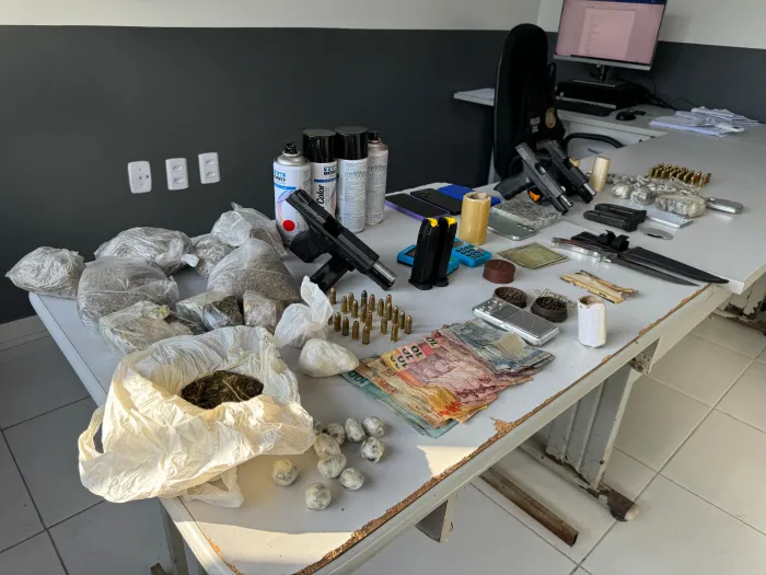 - Armas, drogas e munições foram apreendidas durante a operação (Foto: Divulgação)