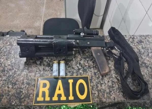 PMCE prende três suspeitos na Sapiranga; arma artesanal e moto clonada são recuperadas