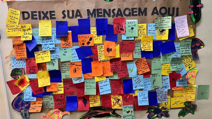 Mural de gratidão reflete o reconhecimento dos pais aos educadores