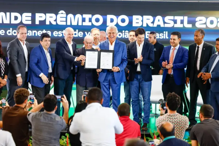 Governador durante assinatura do contrato para a realização de cinco etapas da MotoGP, no Autódromo Internacional de Goiânia Ayrton Senna (Foto: Lucas Diener)
