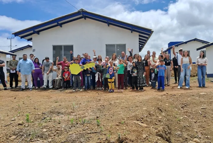 Famílias de Timbó Grande recebem chave de casas construídas pelo Governo do Estado